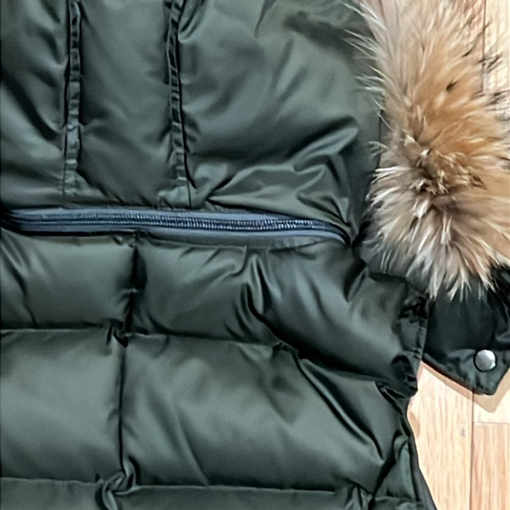 Like new - Theory down vest with raccoon fur trim. Removable hood, size M - Picture 4 of 12